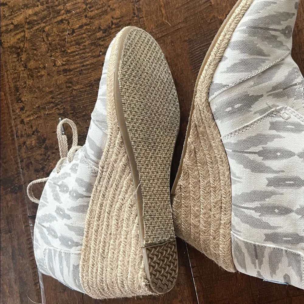 TOMS Desert Wedge gray and white Ikat espadrille wedge heeled booties sz 8